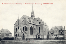 12969 Gezicht op voorgevels van het zusterhuis, de R.K. Sint Henricuskerk (Paulus Borstraat 41) en de pastorie te Amersfoort.